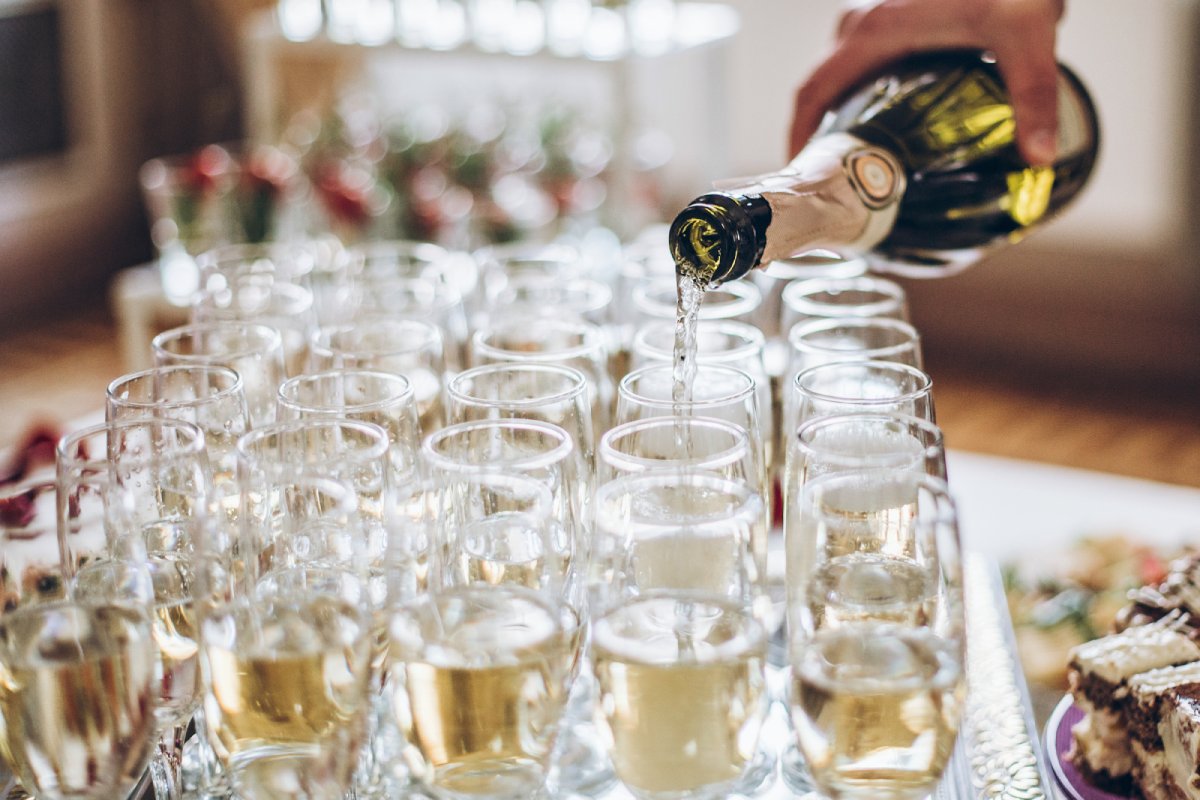 Does a wedding caterer provide drinks
